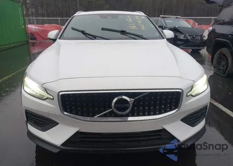 2020 Volvo V60 Cross Country T5 z USA, uszkodzony, nr VIN YV4102WK0L1031656